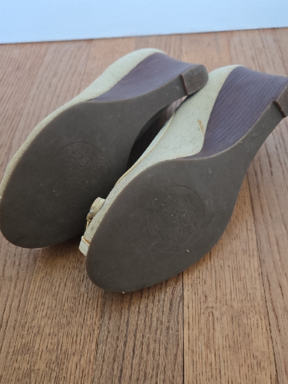 Tory Burch Amands Natural Canvas Peep-Toe Wedges with Gold Logo 7.5 - Picture 7 of 7